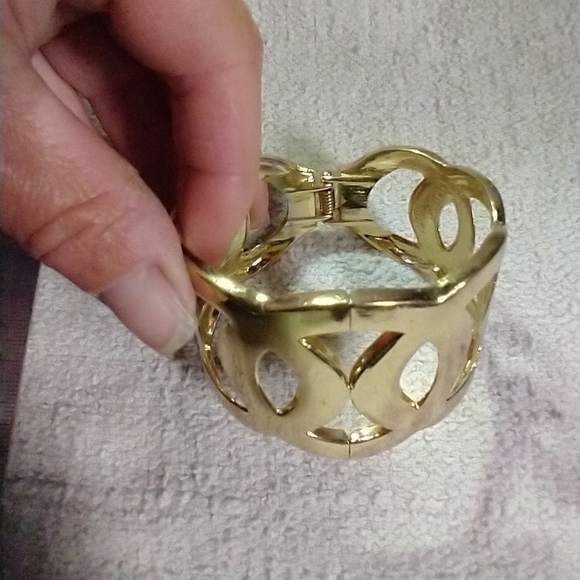 Huge goldtone hinged circles bracelet statement runway - Picture 7 of 7